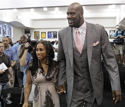 圣路易斯红雀王牌温赖特与捕手莫里纳在最后一场先发后深情相拥，宣告组合谢幕