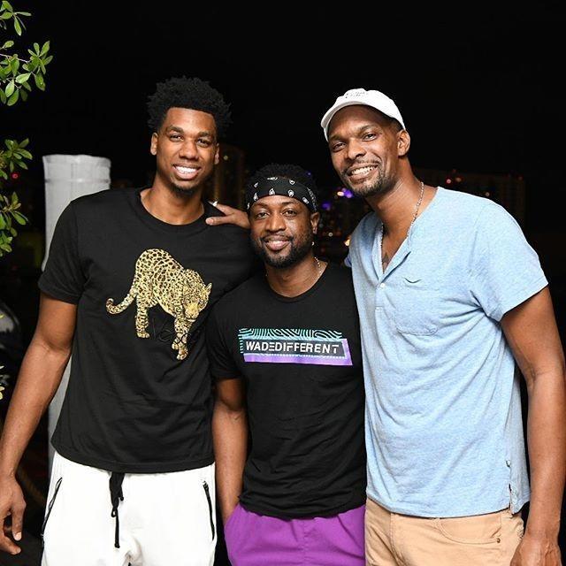 布朗突破分球底角 胡金秋三分出手命中